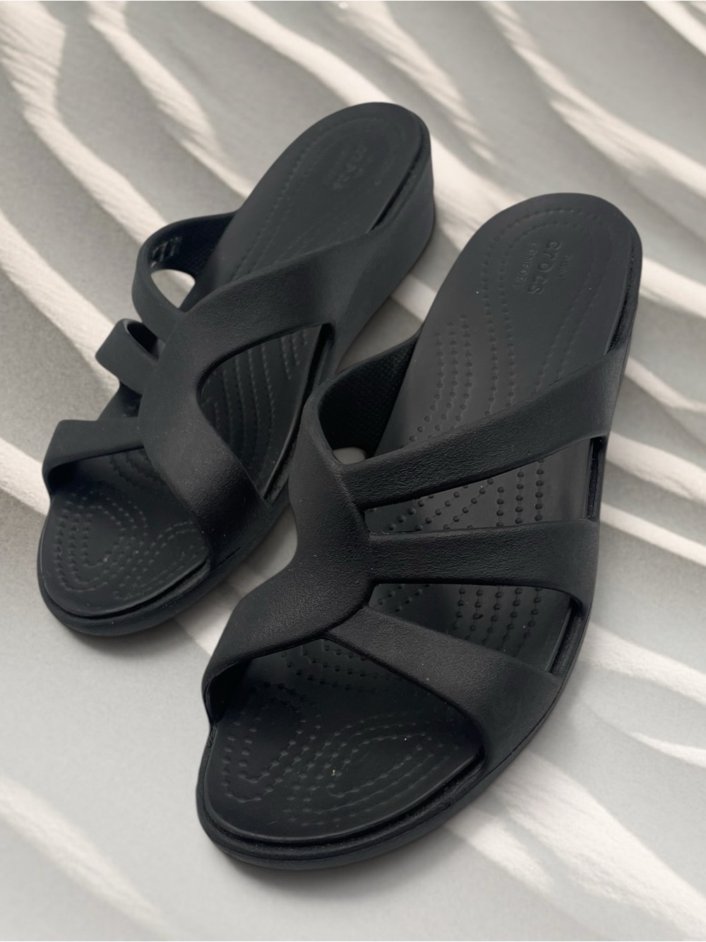 Crocs Sanrah Black Strappy Low Wedge Comfort Slide Sandals Size 9